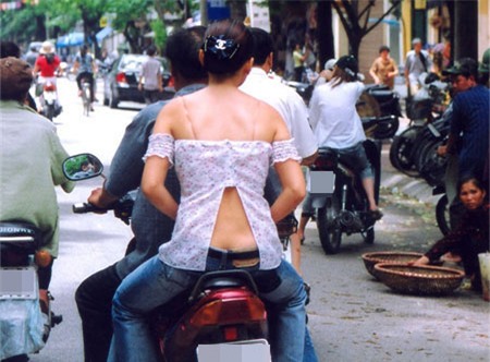 Vạch áo,vạch áo xem lưng của giới trẻ,trang phục phản cảm đường phố thời nay