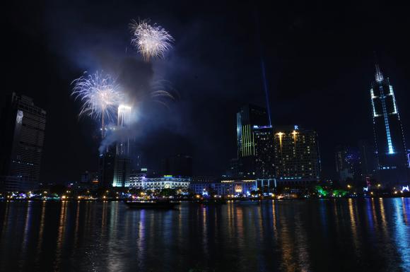 Bắn pháo hoa,màn bắn pháo hoa,giao thừa 2015