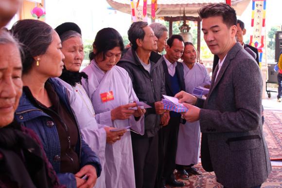 sao Việt, Đàm Vĩnh Hưng, Mr. Đàm, Ông hoàng nhạc Việt, liveshow “Thương hoài ngàn năm 2”, Mr. Đàm  đi từ thiện