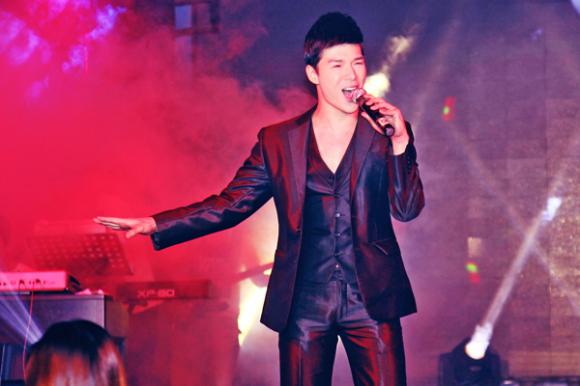 sao Việt, Nathan Lee, quý ông hàng hiệu, Nathan Lee vội vã chạy show, bạn gái  Nathan Lee