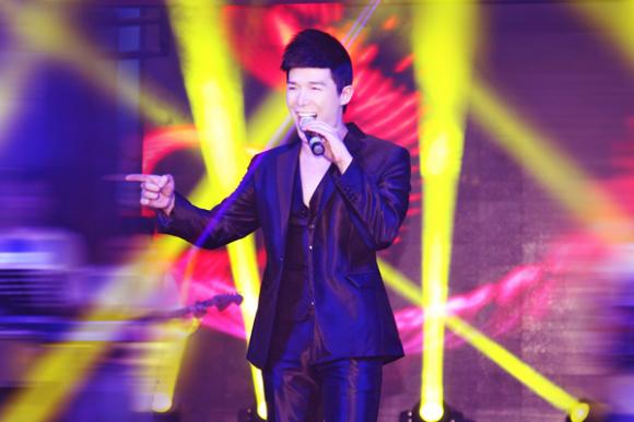 sao Việt, Nathan Lee, quý ông hàng hiệu, Nathan Lee vội vã chạy show, bạn gái  Nathan Lee