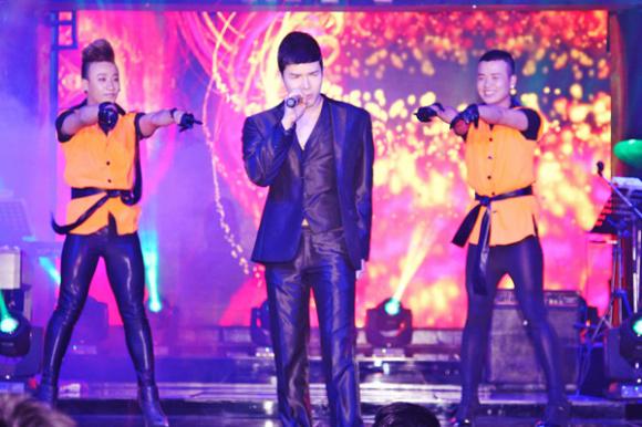 sao Việt, Nathan Lee, quý ông hàng hiệu, Nathan Lee vội vã chạy show, bạn gái  Nathan Lee