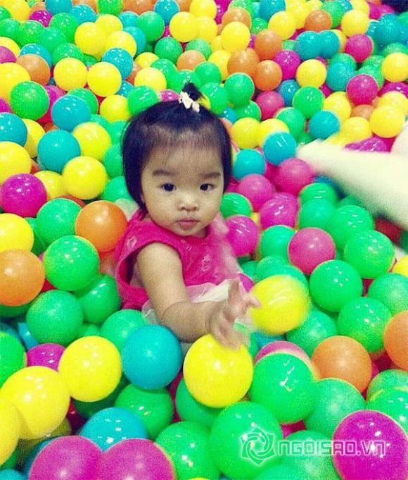 Xuân Lan chơi bóng với con gái, bé Thỏ đáng yêu, Xuân Lan và bé Thỏ