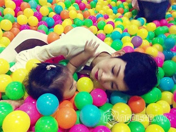 Xuân Lan chơi bóng với con gái, bé Thỏ đáng yêu, Xuân Lan và bé Thỏ