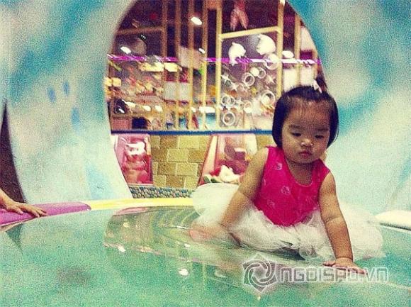 Xuân Lan chơi bóng với con gái, bé Thỏ đáng yêu, Xuân Lan và bé Thỏ