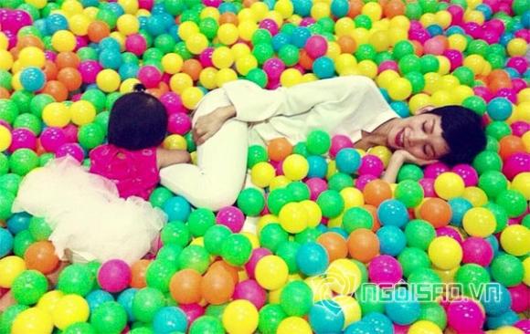 Xuân Lan chơi bóng với con gái, bé Thỏ đáng yêu, Xuân Lan và bé Thỏ
