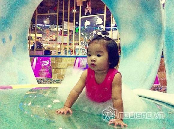 Xuân Lan chơi bóng với con gái, bé Thỏ đáng yêu, Xuân Lan và bé Thỏ