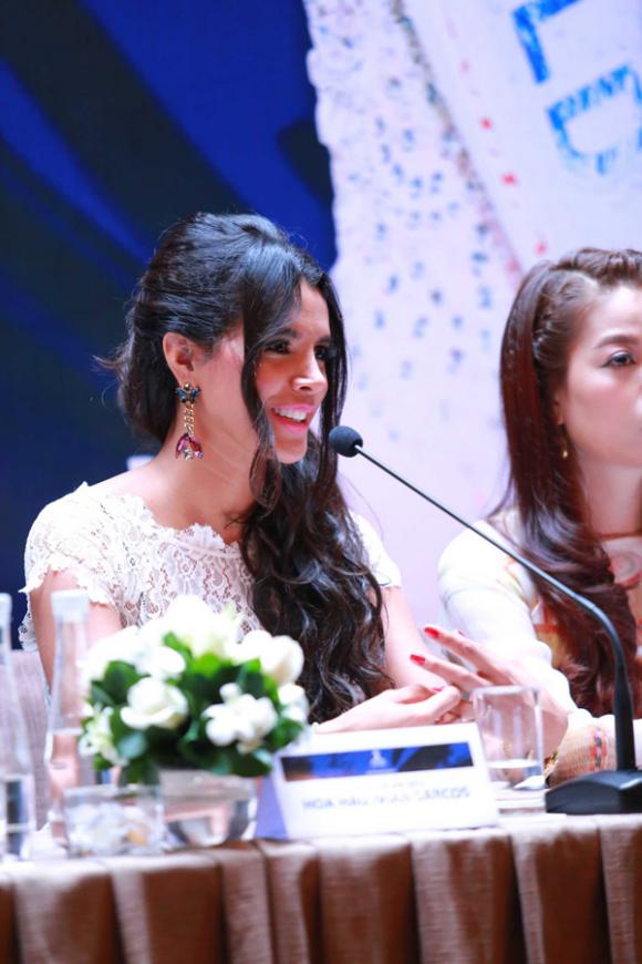 sao Việt, Trương Ngọc Ánh, Trương Ngọc Ánh đọ sắc với Hoa hậu Ivian Sarcos, Hoa hậu Thế giới 2011, nữ thần sắc đẹp của Venezuela 