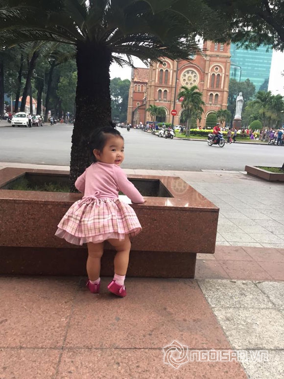 Xuân Lan,bé Thỏ,con gái Xuân Lan,bé Thỏ tóc buộc chỏm,bé Thỏ đã biết đi