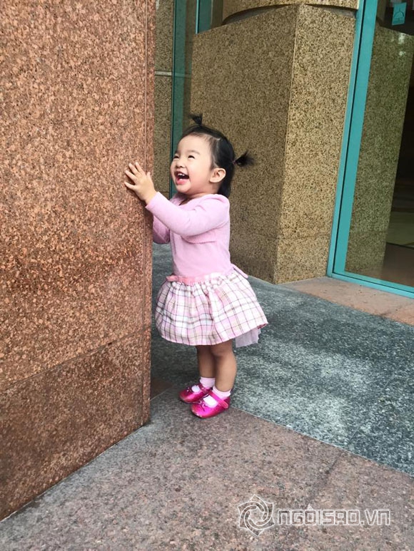 Xuân Lan,bé Thỏ,con gái Xuân Lan,bé Thỏ tóc buộc chỏm,bé Thỏ đã biết đi