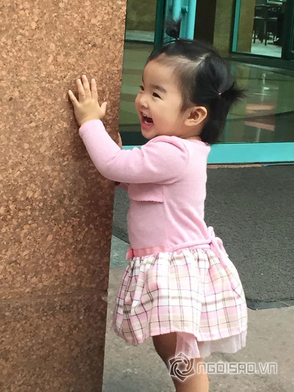Xuân Lan,bé Thỏ,con gái Xuân Lan,bé Thỏ tóc buộc chỏm,bé Thỏ đã biết đi