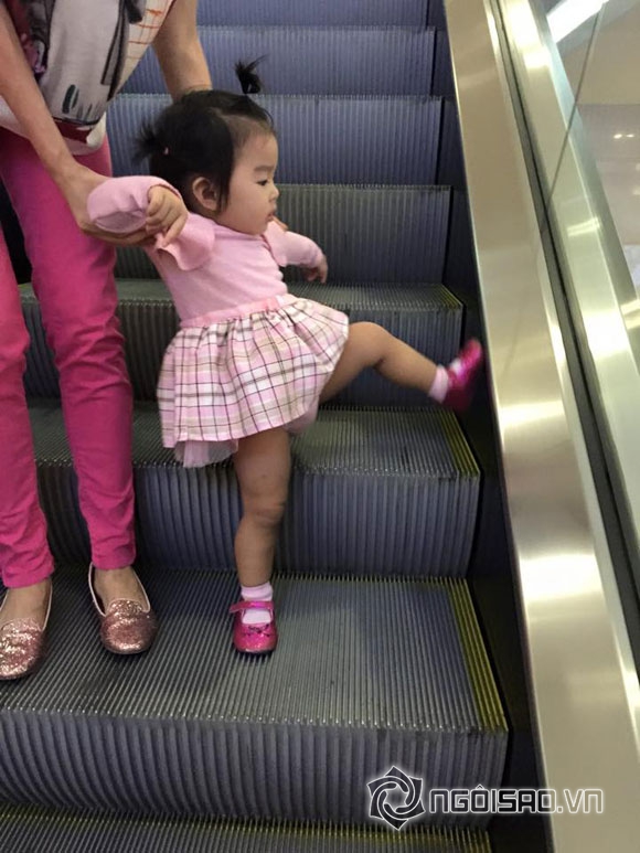 Xuân Lan,bé Thỏ,con gái Xuân Lan,bé Thỏ tóc buộc chỏm,bé Thỏ đã biết đi