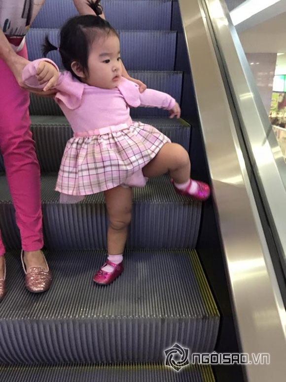 Xuân Lan,bé Thỏ,con gái Xuân Lan,bé Thỏ tóc buộc chỏm,bé Thỏ đã biết đi