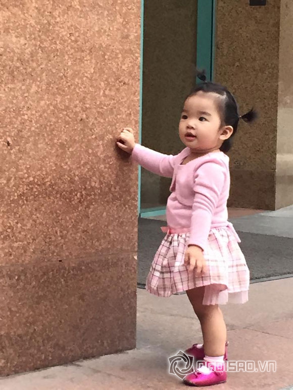Xuân Lan,bé Thỏ,con gái Xuân Lan,bé Thỏ tóc buộc chỏm,bé Thỏ đã biết đi