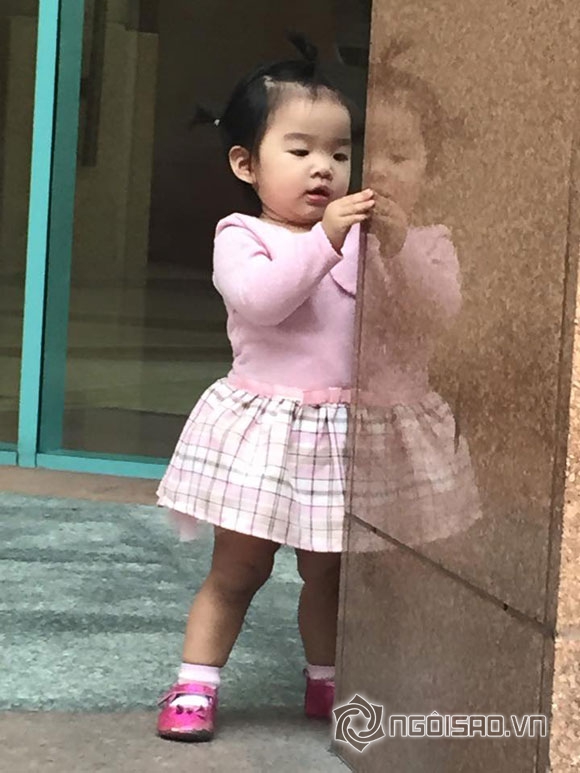 Xuân Lan,bé Thỏ,con gái Xuân Lan,bé Thỏ tóc buộc chỏm,bé Thỏ đã biết đi