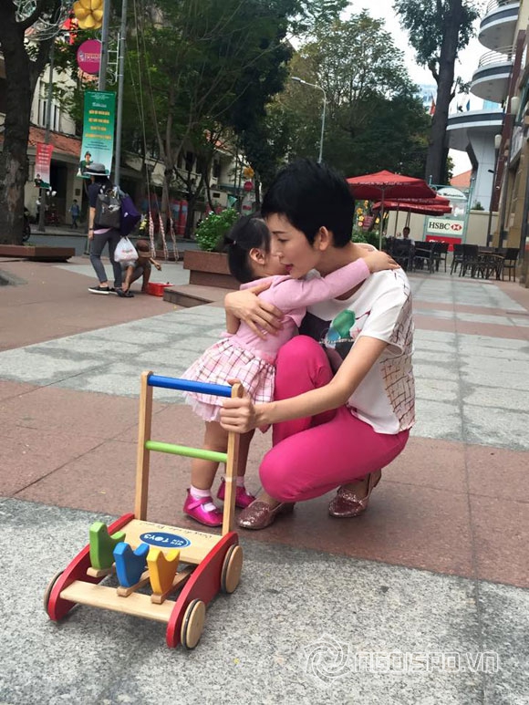 Xuân Lan,bé Thỏ,con gái Xuân Lan,bé Thỏ tóc buộc chỏm,bé Thỏ đã biết đi