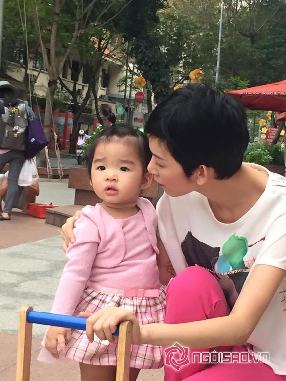 Xuân Lan,bé Thỏ,con gái Xuân Lan,bé Thỏ tóc buộc chỏm,bé Thỏ đã biết đi