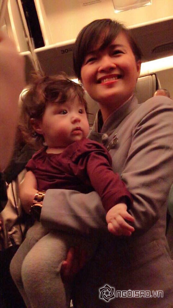 Cadie,Elly Trần,Cadie ngơ ngác,Cadie được chụp hình với nhiều người,con gái Elly Trần
