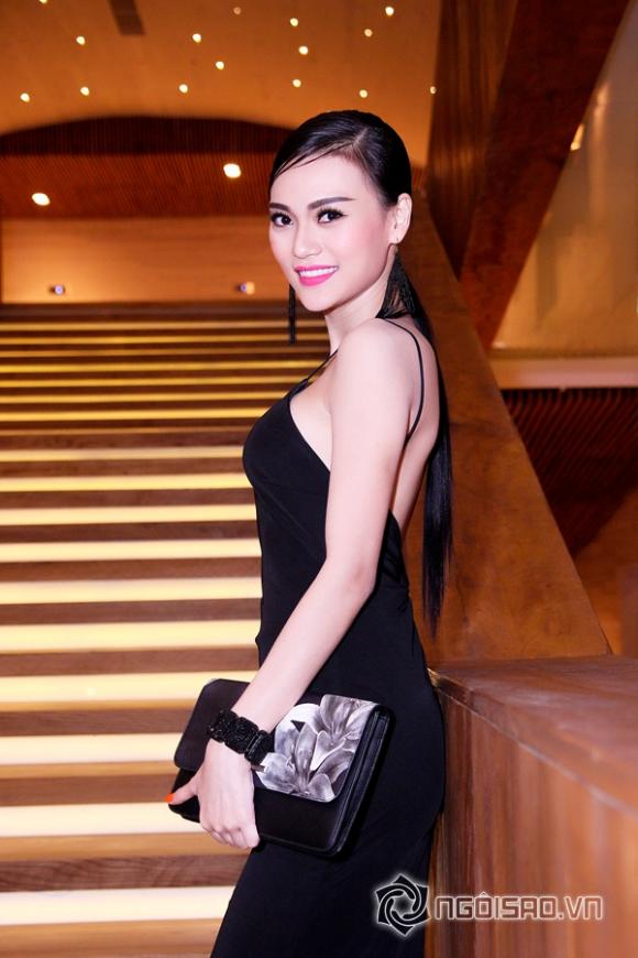 Cao Thùy Linh, diễn viên, người mẫu, váy dây, lưng trần, thảm đỏ, Hoa khôi áo dài, Miss World Vietnam