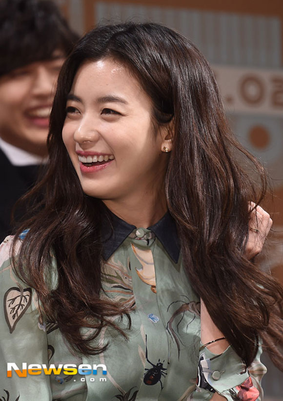 Han Hyo Joo,nữ hoàng phim cổ trang,Han Hyo Joo xinh xắn với váy hoa,nàng Dong Yi