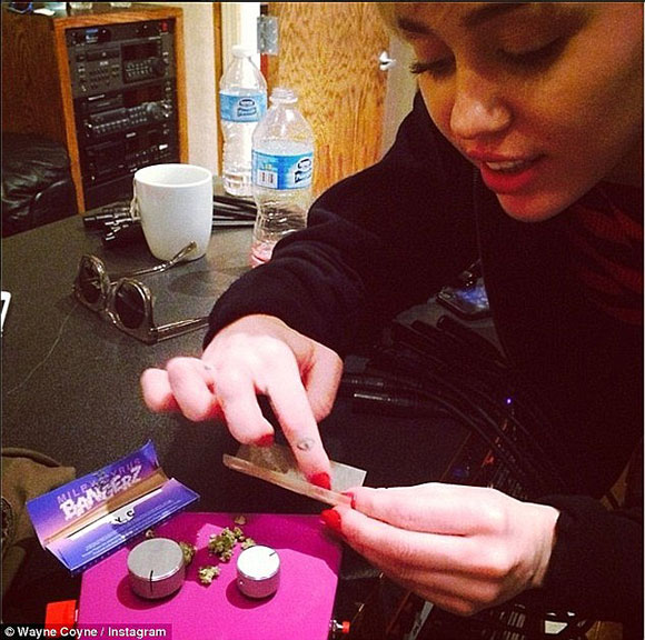 Miley Cyrus,Miley Cyrus hút cần sa,cựu sao teen Miley Cyrus,trùm scandal Miley Cyrus