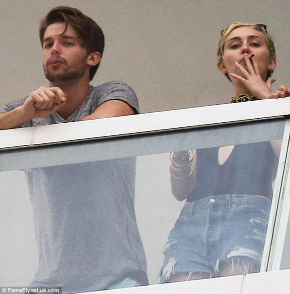 Miley Cyrus,Miley Cyrus hút cần sa,cựu sao teen Miley Cyrus,trùm scandal Miley Cyrus