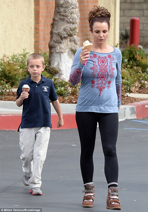 Britney Spears kheo bụng phẳng lỳ, Britney Spears luộm thuộm, Britney Spears xuống sắc