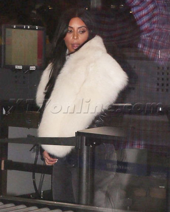 
Kim Kardashian bị kiểm tra vòng ba, Kim Kardashian và chồng Kanye West, gia đình Kim Kardashian 