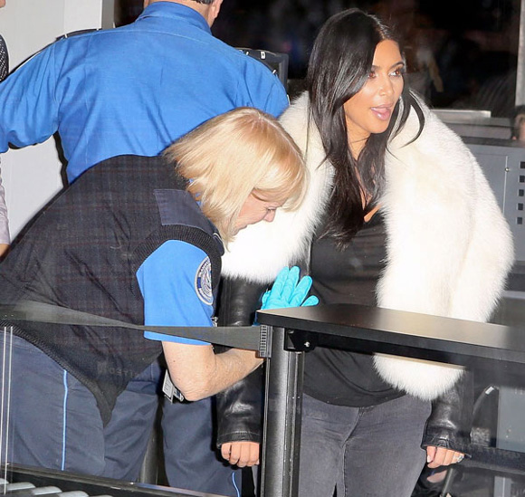 
Kim Kardashian bị kiểm tra vòng ba, Kim Kardashian và chồng Kanye West, gia đình Kim Kardashian 