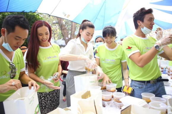 sao Việt, Hồ Ngọc Hà, Hồ Ngọc Hà kín cổng cao tường, Hồ Ngọc Hà chia tay Cường đôla, mẹ ruột tháp tùng Hà Hồ đi từ thiện