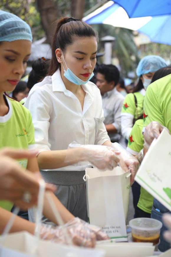 sao Việt, Hồ Ngọc Hà, Hồ Ngọc Hà kín cổng cao tường, Hồ Ngọc Hà chia tay Cường đôla, mẹ ruột tháp tùng Hà Hồ đi từ thiện