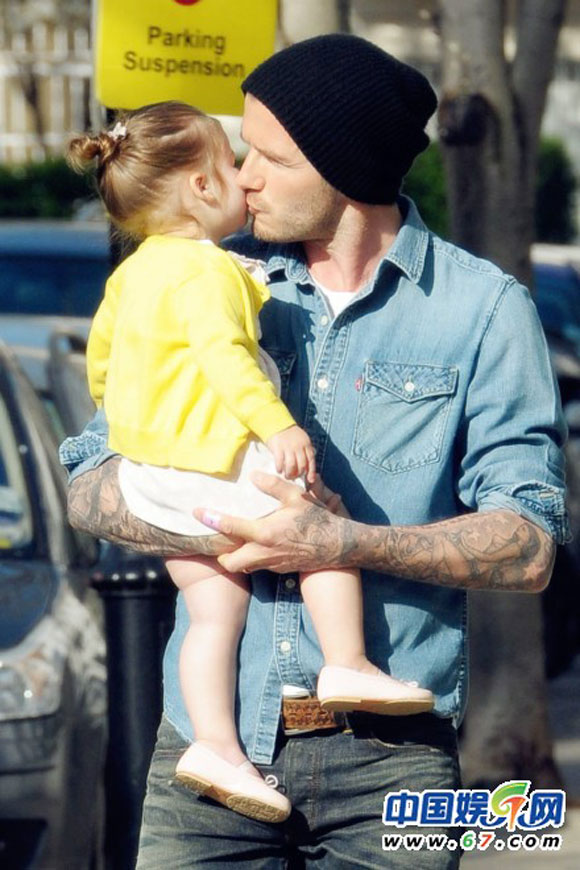 Becks,Harper,Becks và con gái thơm nhau,nhóc tỳ nhà sao Hollywood