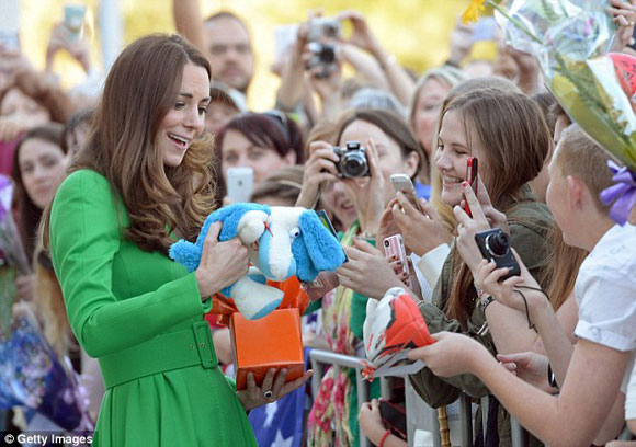 Hoàng tử nhí Anh,Prince George,Hoàng tử George nhận nhiều quà nhất năm 2014,Kate Middleton,William