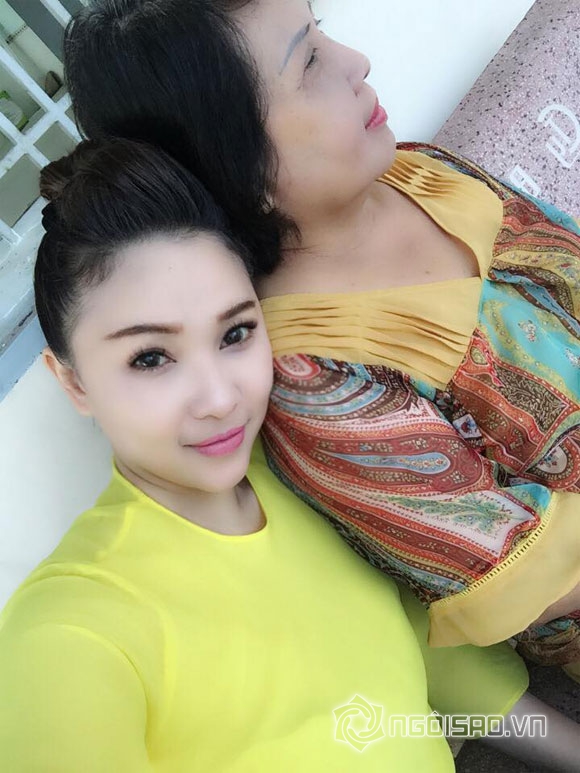 siêu mẫu Quỳnh Thư, Quỳnh Thư khoe ảnh mẹ, Quỳnh Thư khoe ảnh gia đình
