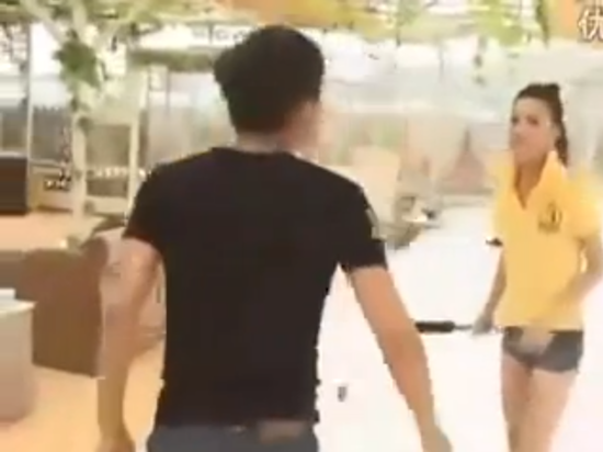 nam thanh niên giật áo bạn gái, nam thanh niên đánh bạn gái giữa cuộc thi, cô gái bị bạn trai đánh giữa cuộc thi, bạn trai đánh đập, bạn trai giật áo