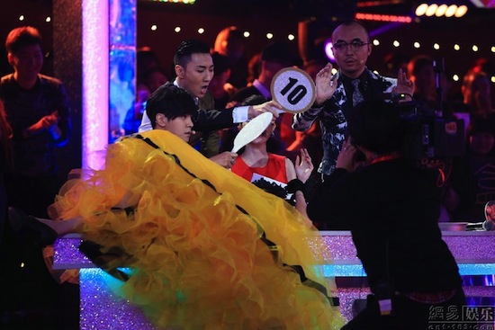Ôn Lam, ca sĩ Ôn Lam, ca sĩ chấn thương, ca sĩ chấn thương trong lúc diễn, ca sĩ chấn thương chảy máu, ca sĩ gặp tai nạn trên sân khấu