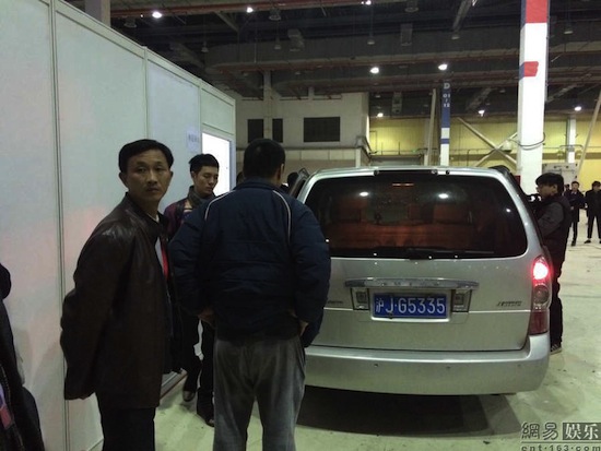 Ôn Lam, ca sĩ Ôn Lam, ca sĩ chấn thương, ca sĩ chấn thương trong lúc diễn, ca sĩ chấn thương chảy máu, ca sĩ gặp tai nạn trên sân khấu