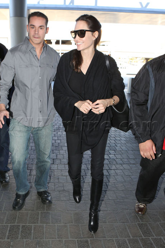 Angelina Jolie gầy gò, Angelina Jolie và Brad Pitt, gia đình Angelina Jolie 
