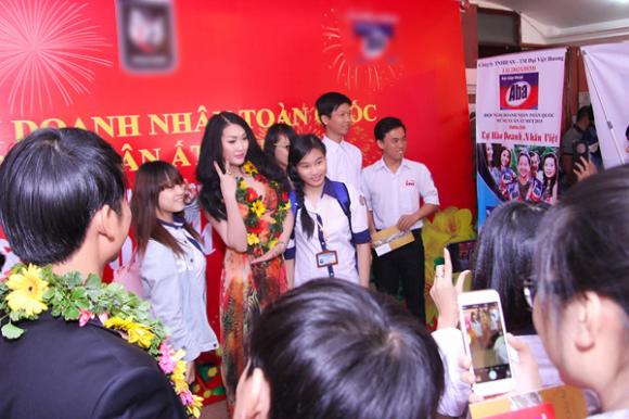Phi Thanh Vân,vợ chồng Phi Thanh Vân, Bảo Duy,Phi Thanh Vân đi nhận giải thưởng