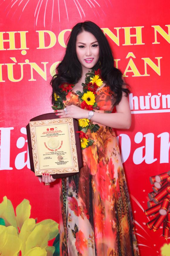Phi Thanh Vân,vợ chồng Phi Thanh Vân, Bảo Duy,Phi Thanh Vân đi nhận giải thưởng