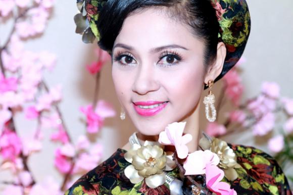 sao Việt, Người đẹp Tây đô, Việt Trinh, diễn viên Việt Trinh, Việt Trinh làm vedette, cận cảnh vẻ đẹp không dao kéo của Việt Trinh, người đẹp không tuổi của showbiz