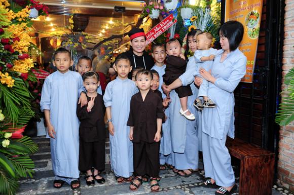 sao Việt, Phi Nhung, con nuôi Phi Nhung, Phi Nhung mở nhà hàng để kiếm tiền nuôi 18 đứa con, sao Việt lấn sân sang kinh doanh