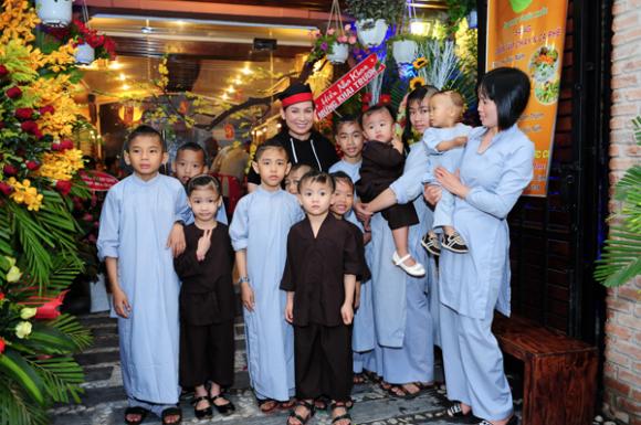 sao Việt, Phi Nhung, con nuôi Phi Nhung, Phi Nhung mở nhà hàng để kiếm tiền nuôi 18 đứa con, sao Việt lấn sân sang kinh doanh