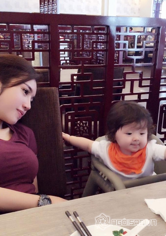 Cadie,con gái Elly Trần,Cadie ngồi gọi món,Cadie đáng yêu,Elly Trần