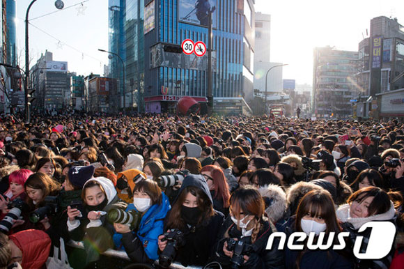 EXO,fans EXO,Lay,Chanyeol,Sehun,Suho,fans EXO chen lấn xô đẩy