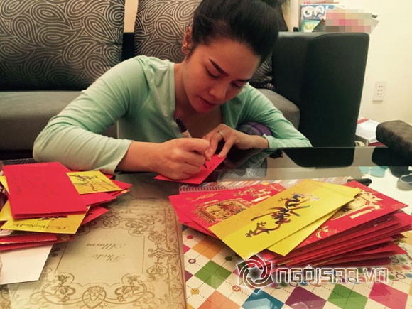 Nhật Kim Anh,Nhật Kim Anh thức khuya,Nhật Kim Anh viết thư pháp,Nhật Kim Anh tặng quà cho fans