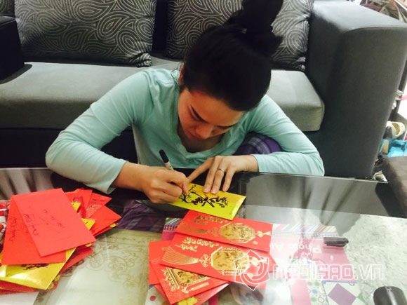 Nhật Kim Anh,Nhật Kim Anh thức khuya,Nhật Kim Anh viết thư pháp,Nhật Kim Anh tặng quà cho fans