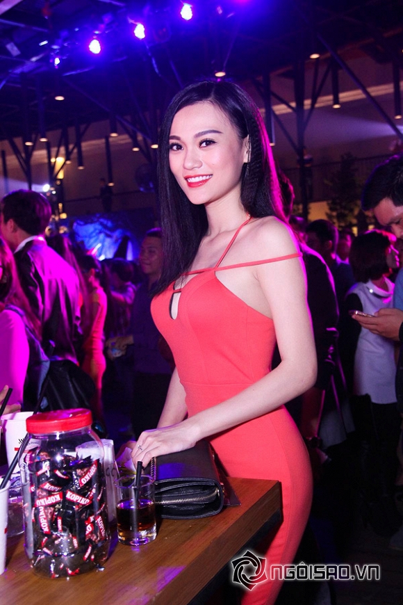 Cao Thùy Linh,thời trang của Cao Thùy Linh,Hoa hậu Áo dài Quốc tế,sao Việt