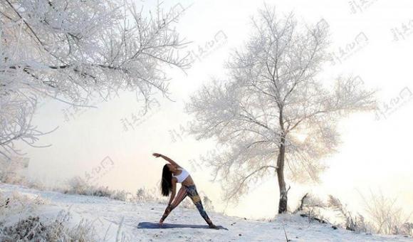 Tập Yoga,tập Yoga giữa trời tuyết,thiếu nữ tập Yoga