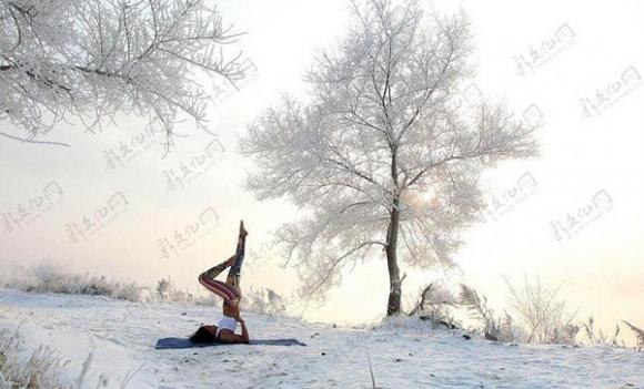 Tập Yoga,tập Yoga giữa trời tuyết,thiếu nữ tập Yoga